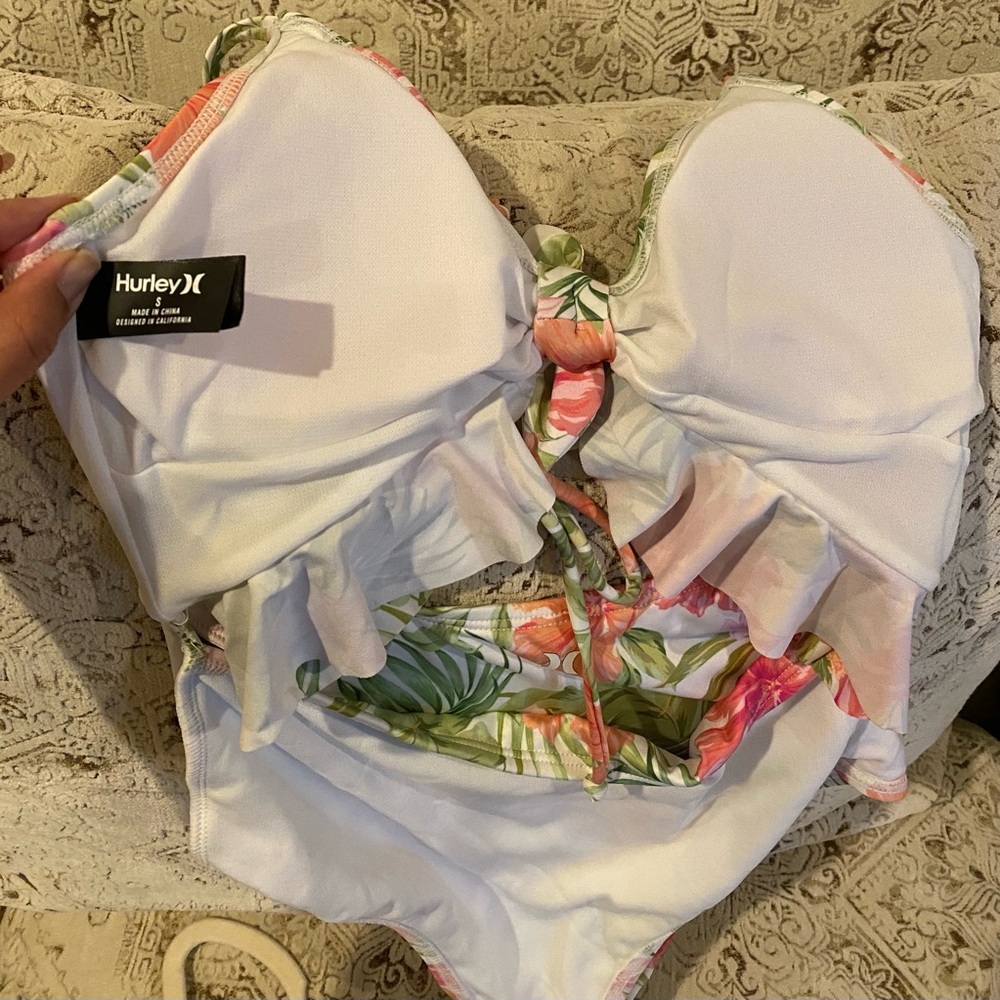 NWOT Hurley Floral Cut Out Ruffled W/Lace Up Back One Piece Swimsuit - Size S - Picture 8 of 13